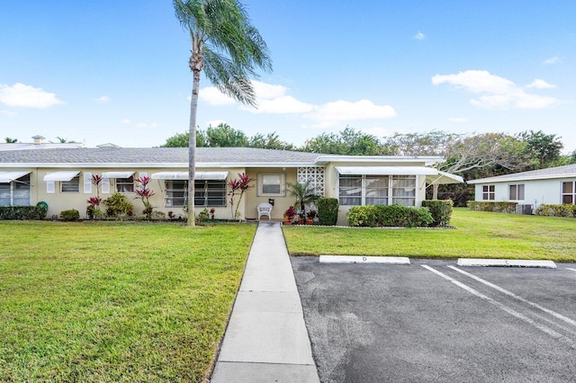 ranch-style house featuring a front lawn