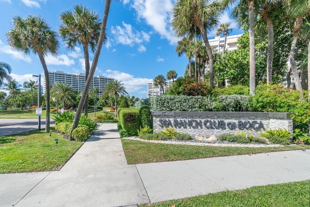 community sign with a lawn