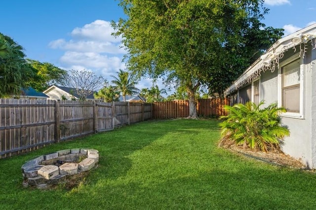 view of yard featuring a fire pit