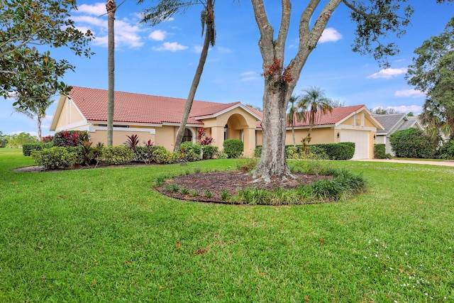 view of front of home featuring a garage and a front yard