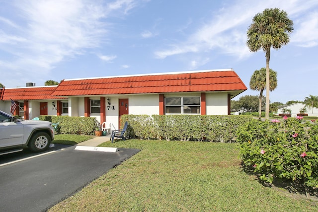 ranch-style home featuring a front lawn