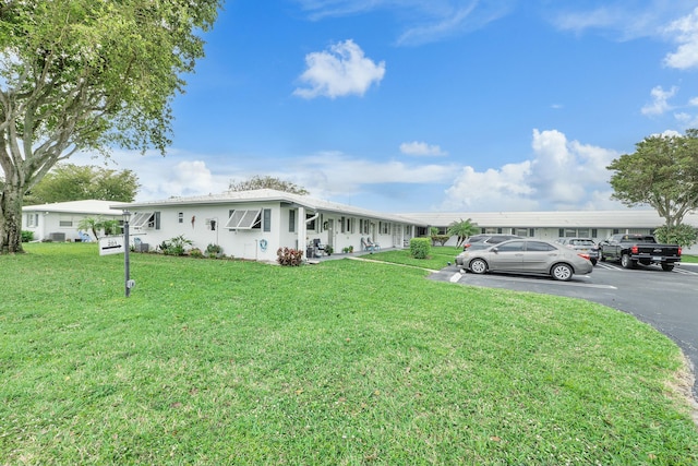 view of front facade featuring a front yard