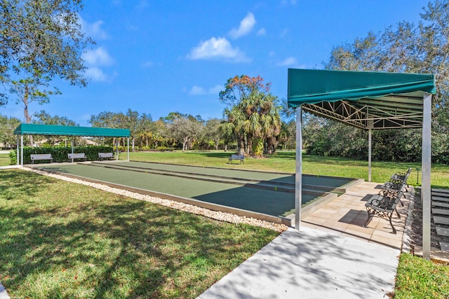 view of property's community featuring a lawn