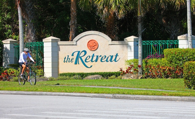 community / neighborhood sign featuring a yard