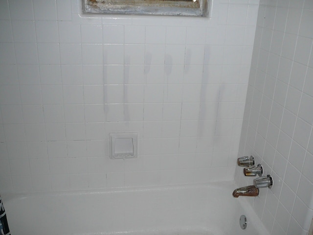 details with tiled shower / bath combo