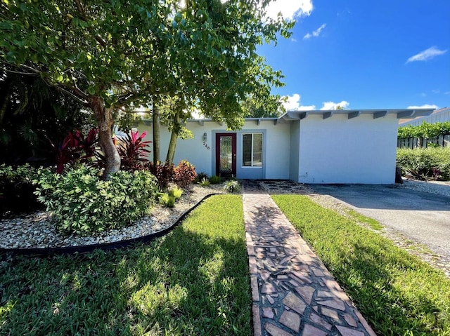 view of front of house featuring a front lawn