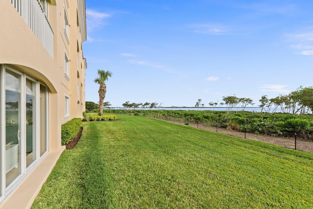 view of yard featuring a rural view