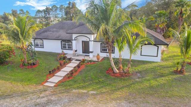 view of front facade featuring a front lawn