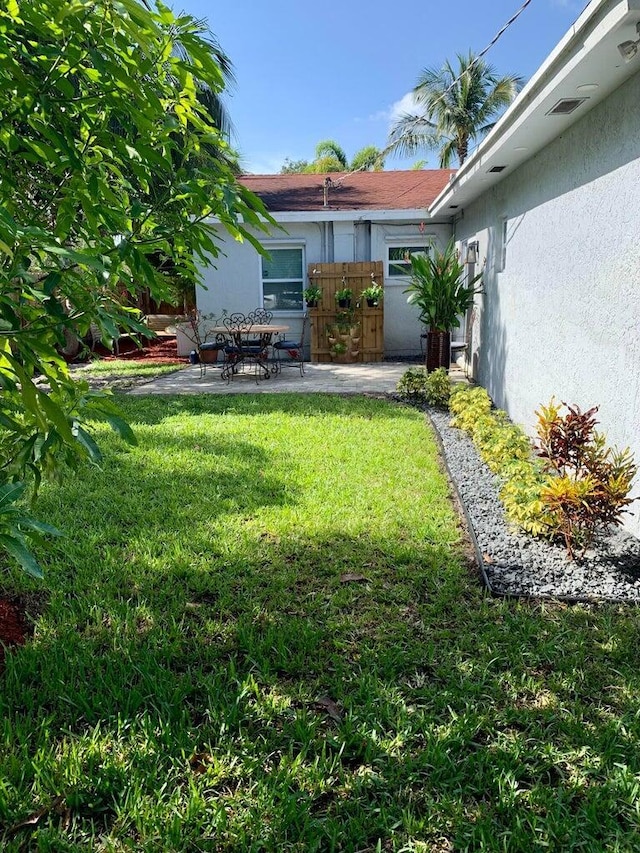 view of yard with a patio