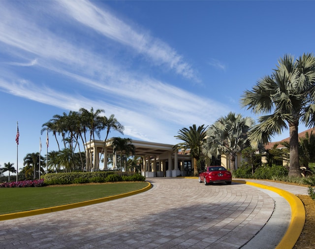 view of property's community featuring a lawn