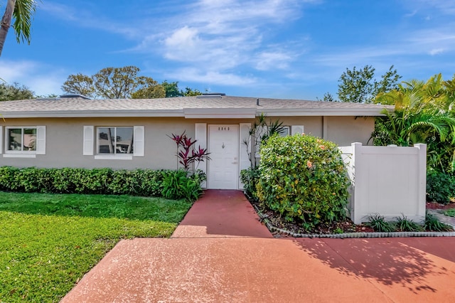 single story home with a front yard