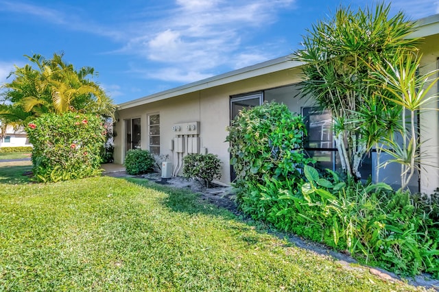 view of side of property featuring a lawn