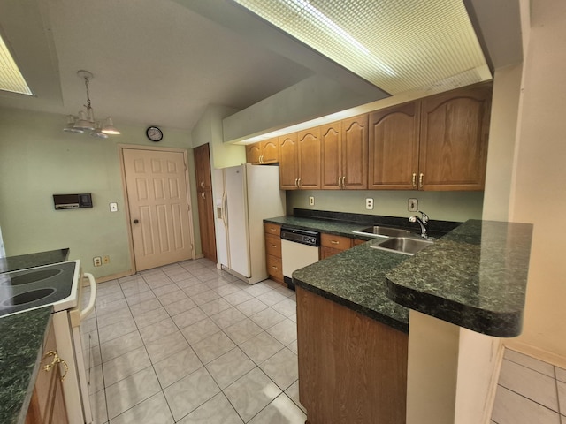 kitchen featuring light tile patterned flooring, sink, an inviting chandelier, kitchen peninsula, and white appliances