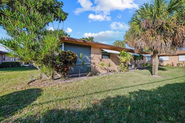 view of front of house featuring a front lawn