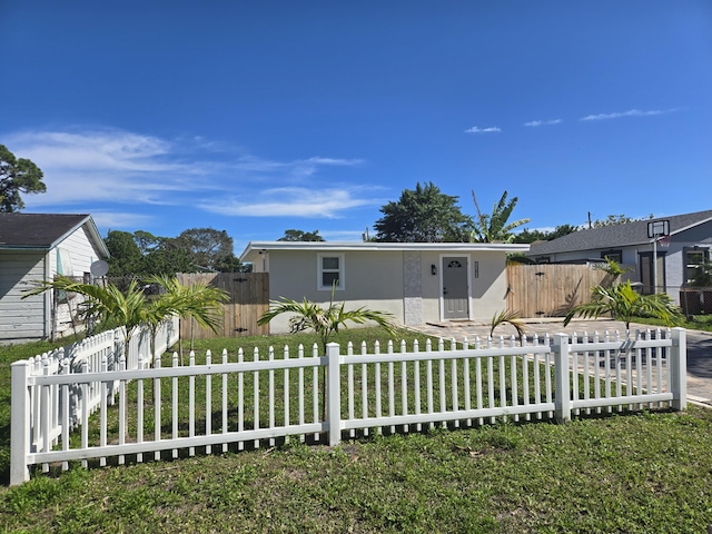 view of front facade with a front yard