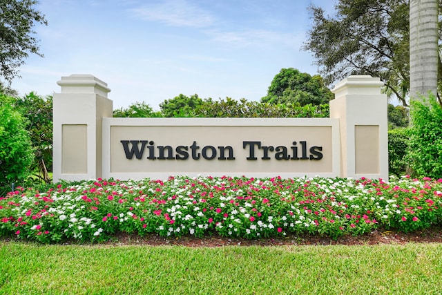 view of community / neighborhood sign