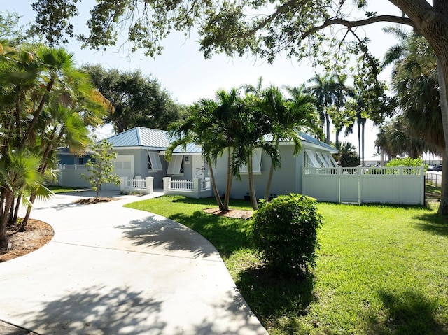 view of front facade featuring a front lawn