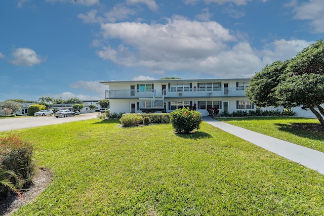 view of front of home featuring a front yard