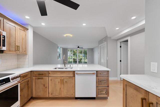 kitchen featuring sink, white appliances, kitchen peninsula, ceiling fan, and backsplash