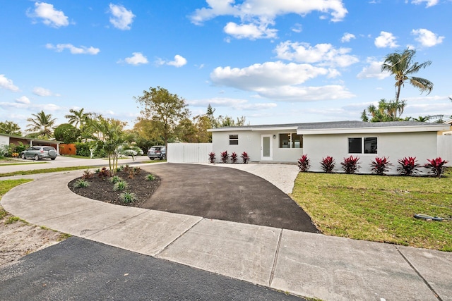 single story home with a front yard