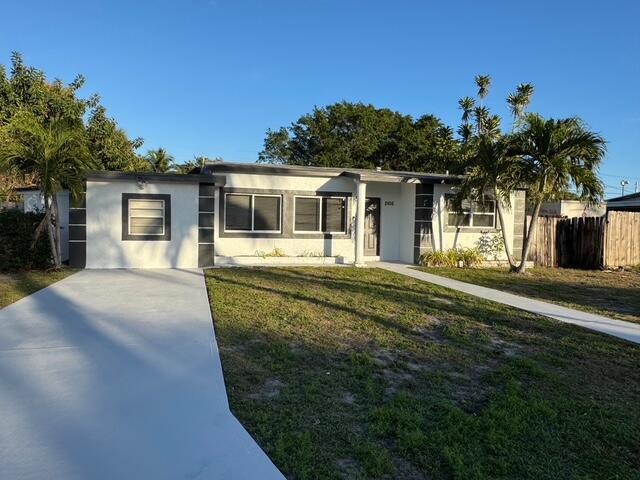 ranch-style home with a front yard