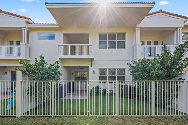 view of front of home featuring a front yard