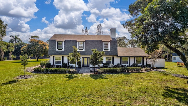 view of front facade featuring a front lawn