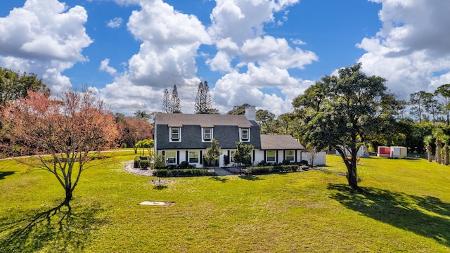 view of front of property featuring a front lawn