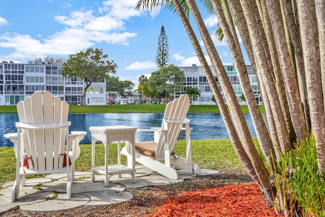 view of yard featuring a water view