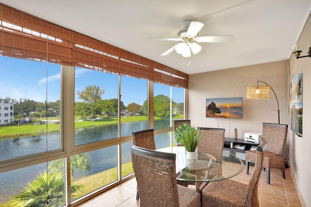 sunroom with ceiling fan