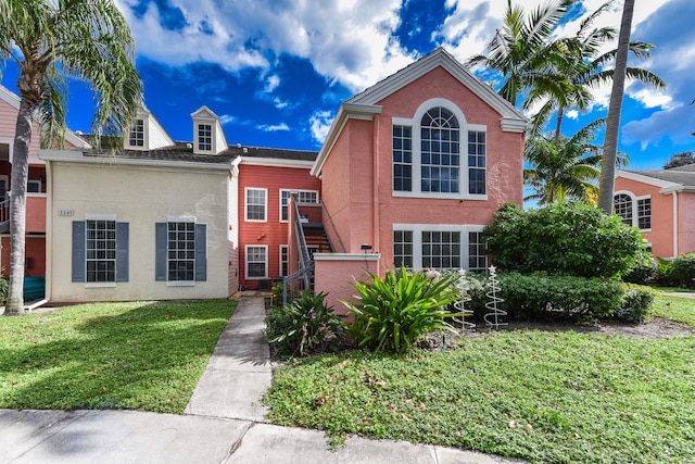 view of front facade with a front yard