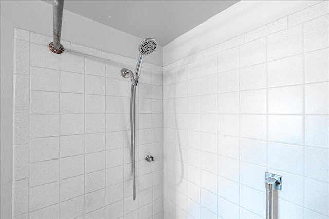 bathroom featuring a tile shower