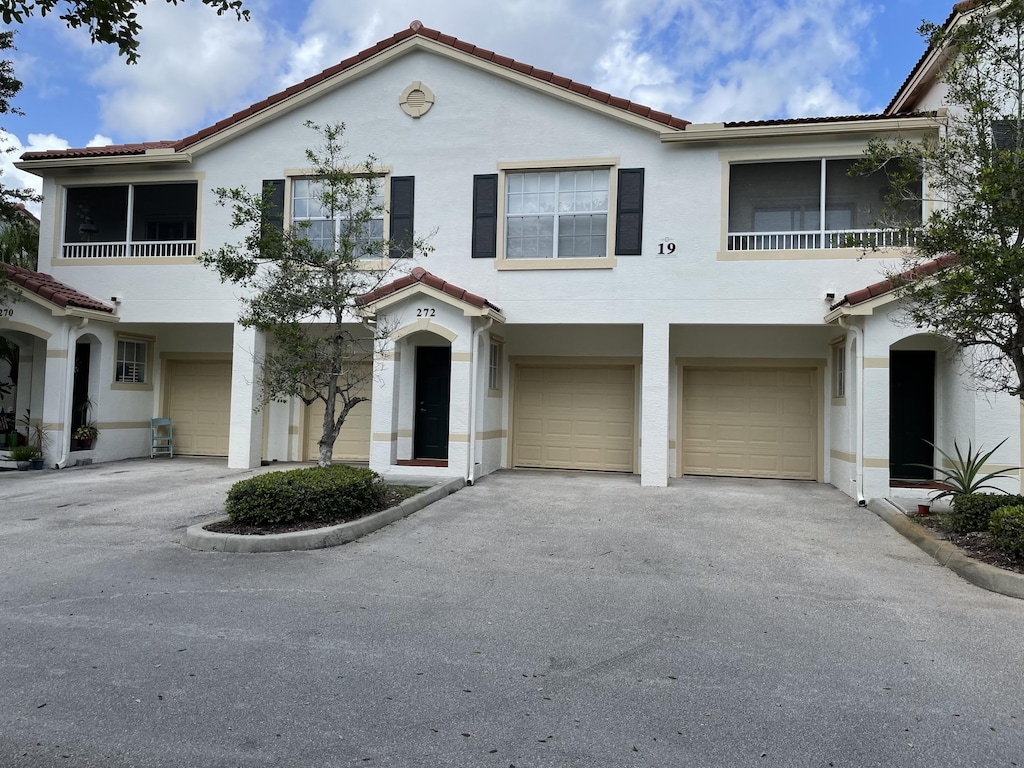 view of front facade featuring a garage