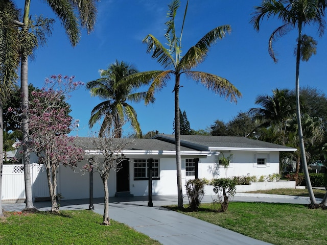 ranch-style house featuring a front yard