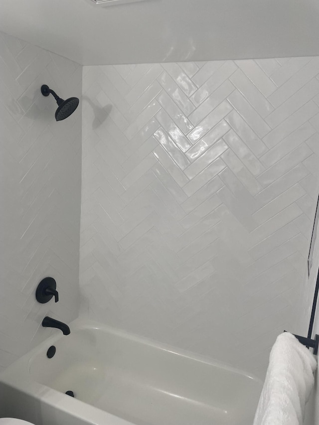 bathroom featuring tiled shower / bath combo