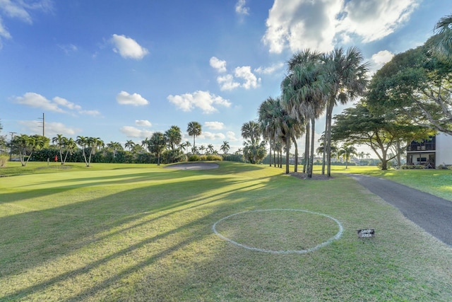 view of property's community featuring a lawn