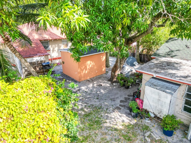 view of yard featuring a shed