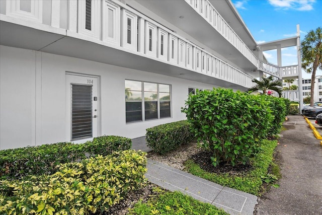 entrance to property with stucco siding