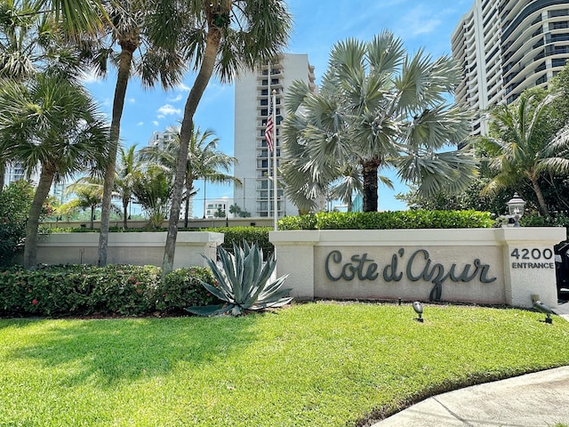 community / neighborhood sign featuring a yard