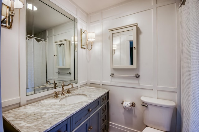 18520 SE Wood Haven Ln Unit L, Jupiter, FL 33469 - full bath featuring a decorative wall, toilet, vanity, and curtained shower