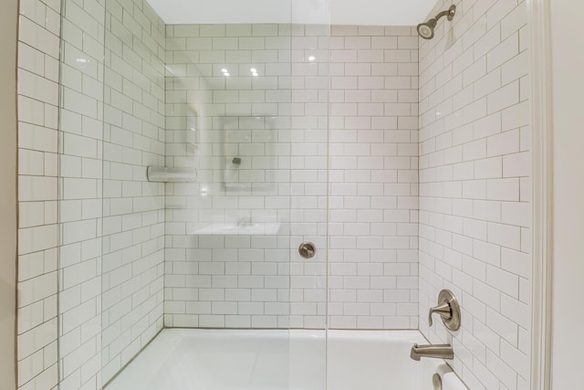 bathroom with tiled shower / bath combo