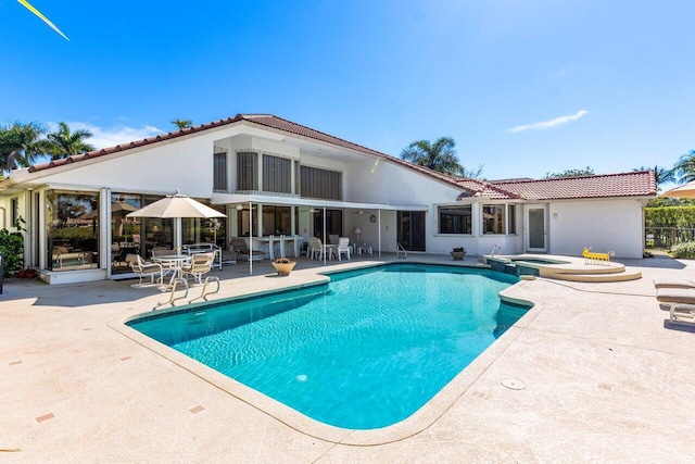 view of pool with an in ground hot tub and a patio