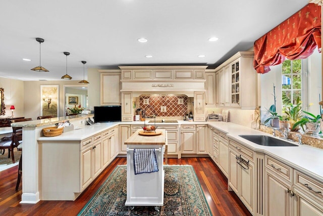 kitchen featuring a kitchen island, a breakfast bar, and cream cabinetry