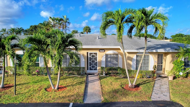 view of front of house featuring a front yard