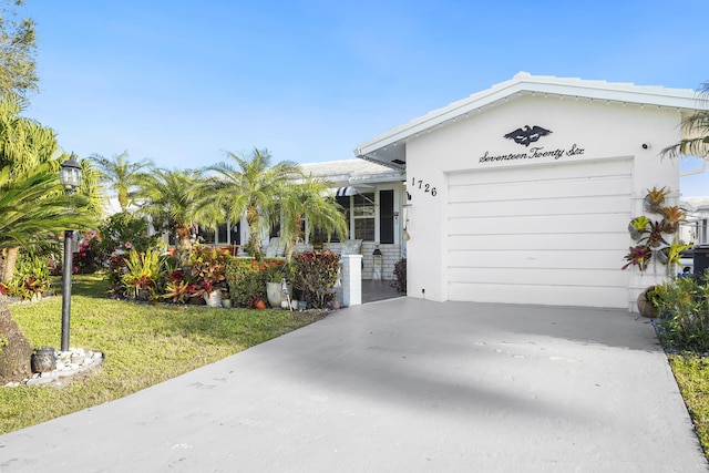 view of front of property featuring a garage and a front yard