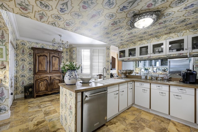 kitchen featuring sink, crown molding, kitchen peninsula, and white cabinets