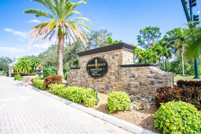 view of community / neighborhood sign