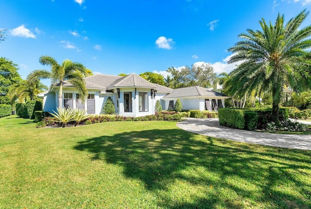 view of front of property featuring a front yard