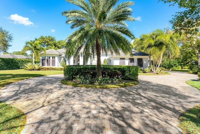 view of front of house featuring a front lawn