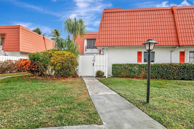 view of front of house with a front yard